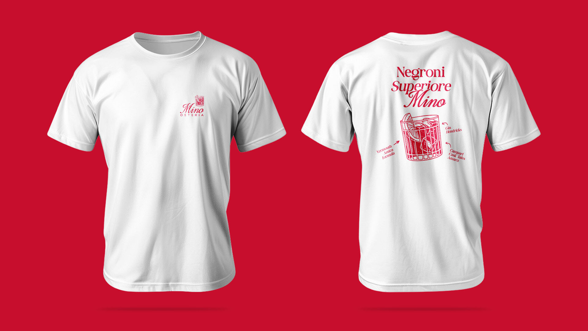 Mockup da camiseta Mino Osteria: logo na frente e ilustração do Negroni Superiore com os ingredientes nas costas
