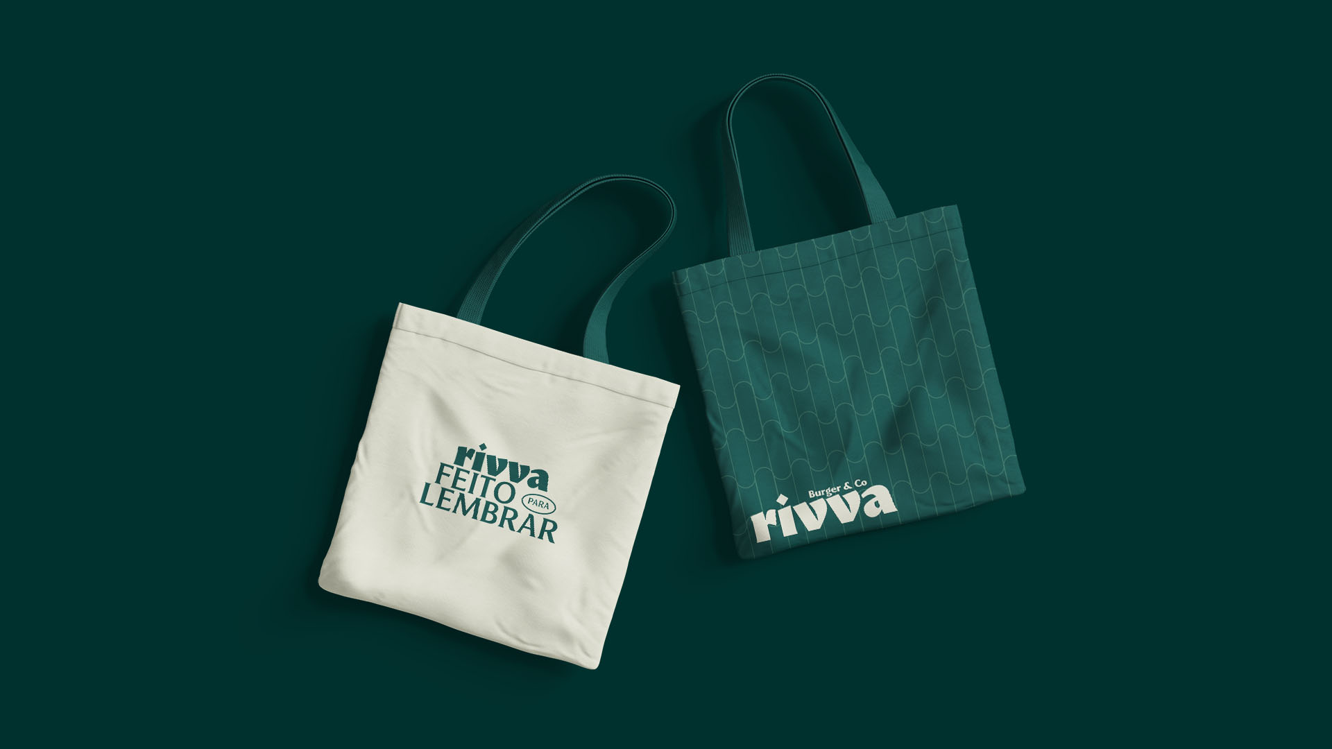 Duas ecobags Rivva, uma creme e uma verde com padrão de arcos