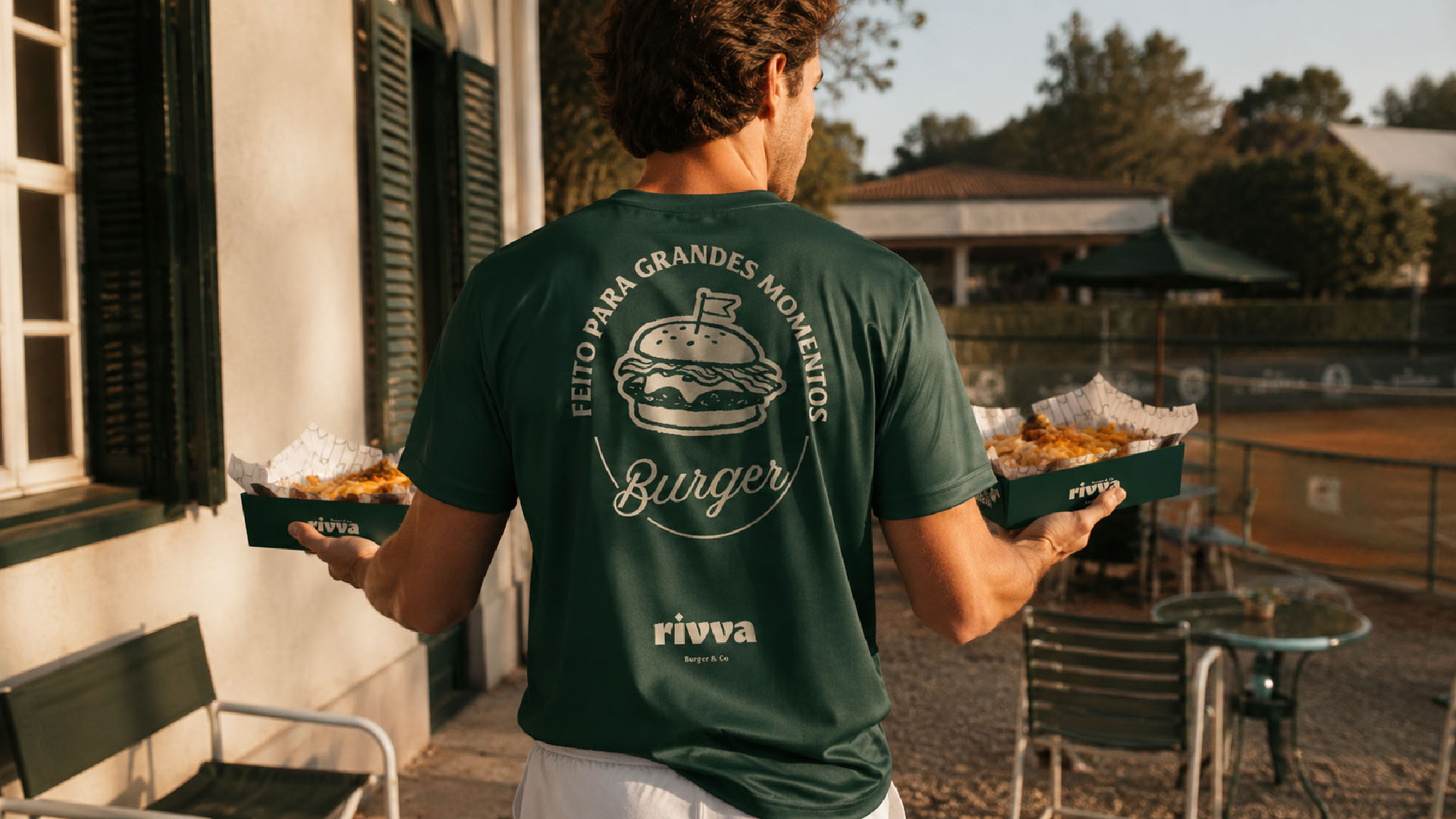 Camiseta com selo Feito para grandes momentos, vista de costas